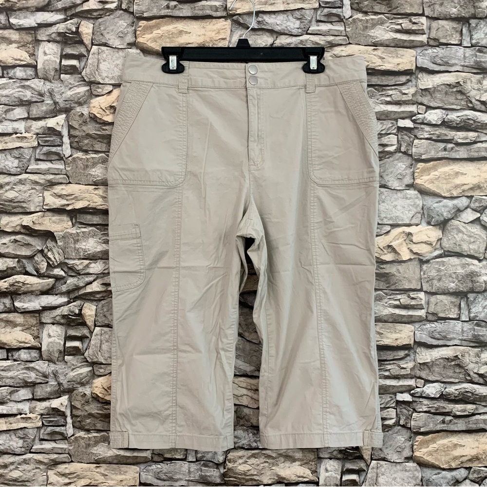 #25 Cato C Est 1946 Classic Khaki Cargo Capri Casual Pants Women’s Size 16